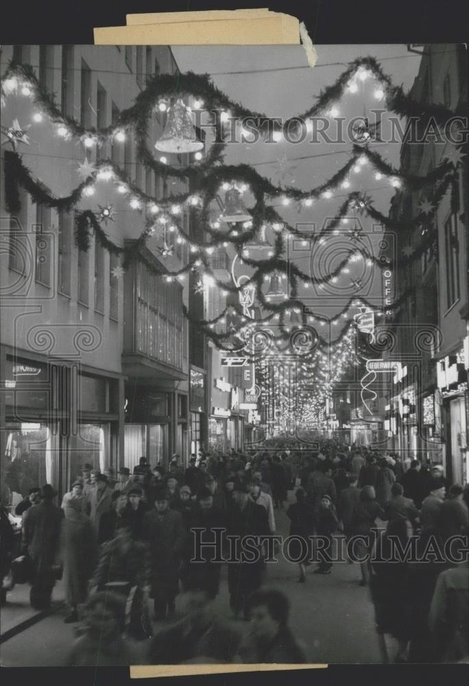 1955 Press Photo Cologne&#39;s Hohe Strabe ,christmas shoppers - Historic Images