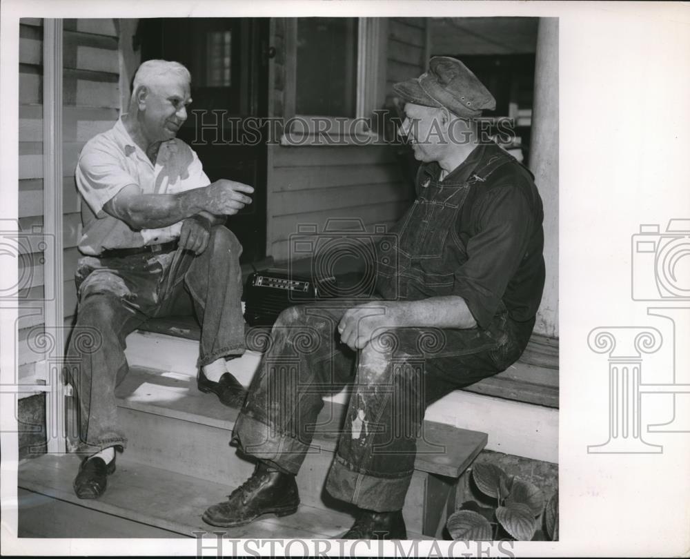 1952 Press Photo Andrew Petrus and Peter Dwynn listen to Radio about Strike - Historic Images