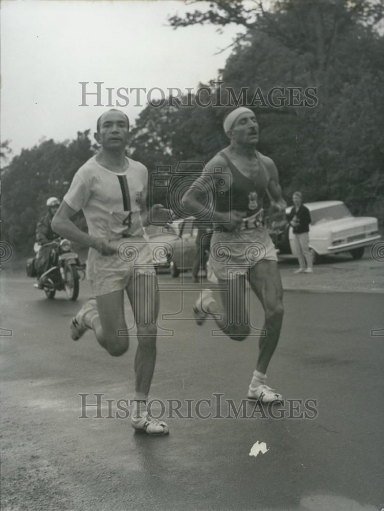 1966 Press Photo Mimoun and Combes Run Paris Marathon - Historic Images