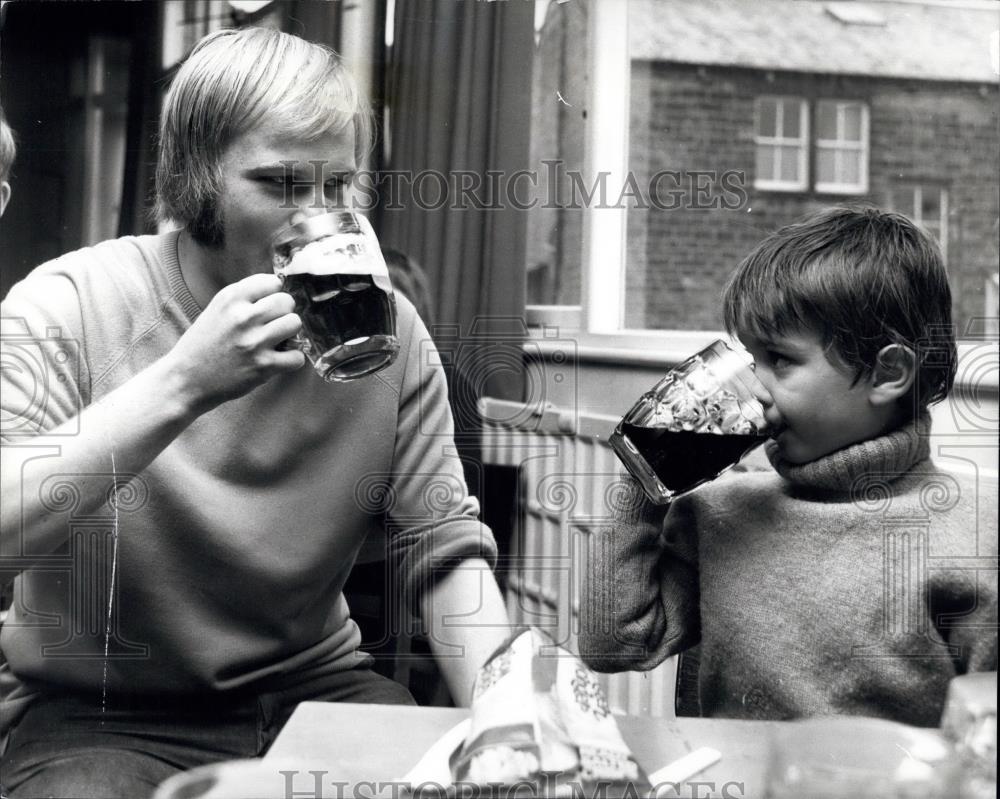 Press Photo Andrew Born Sinks a Pint with Peter Fitton - Historic Images