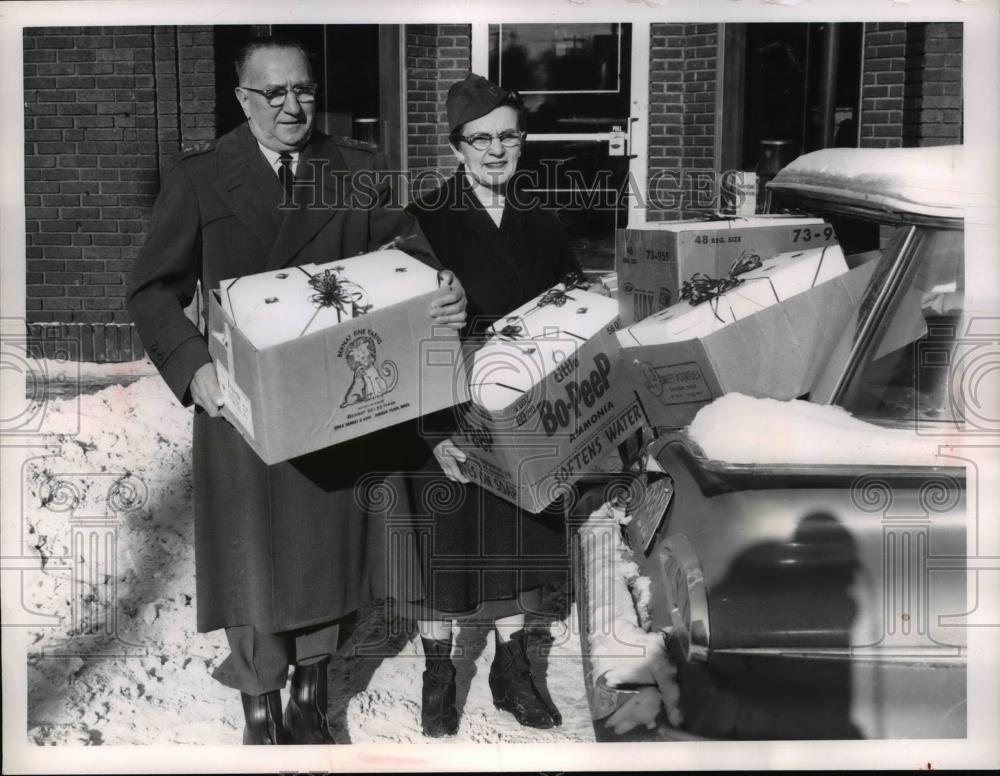 1960 Press Photo Capt. Al MacDonald and his wife Anne gifts workhouse inmates - Historic Images