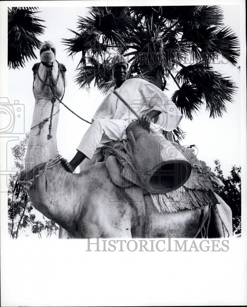 Press Photo A farmer in Arugungu, Sokoto Province, Northern Nigeria. - Historic Images