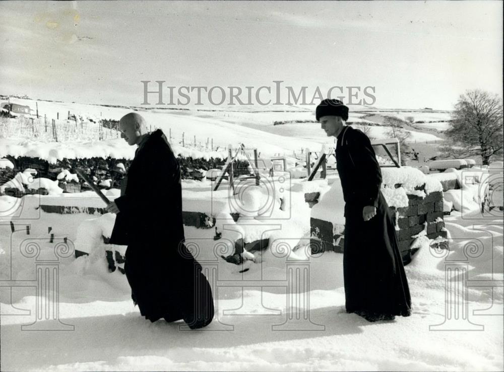 Press Photo Men Going To Work On Nonastic Training Centre Construction Site - Historic Images