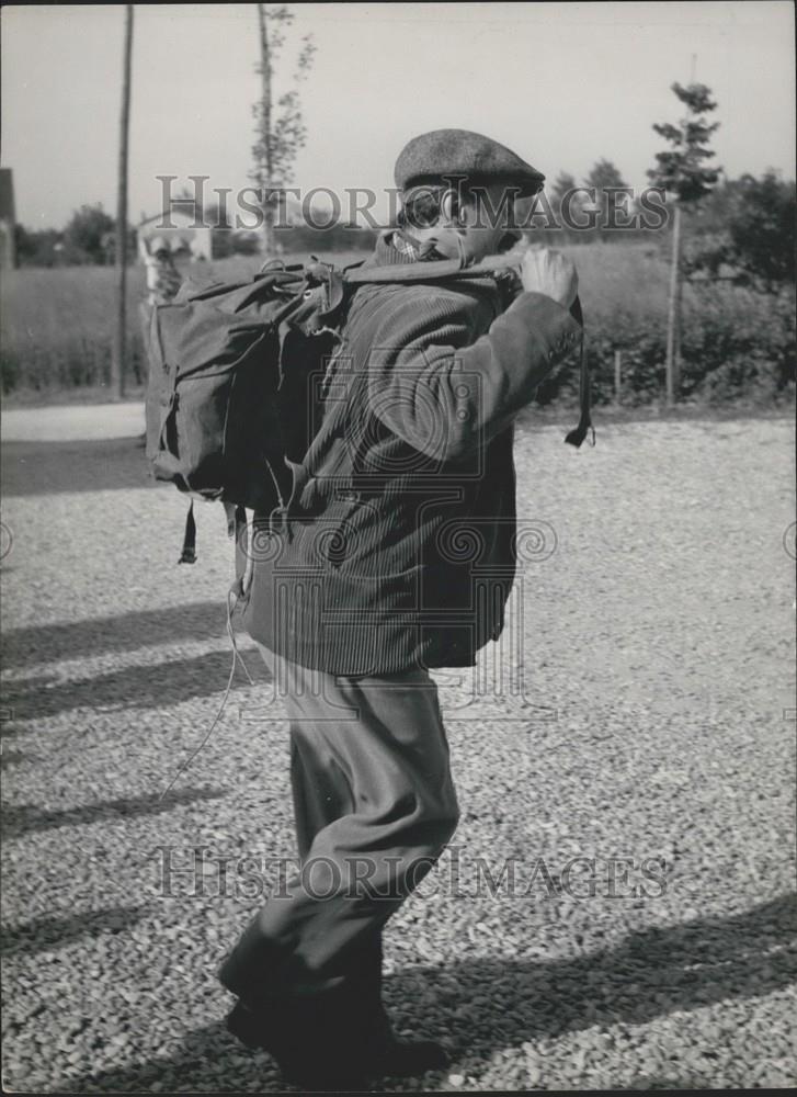 1954 Press Photo Journalist Giovannino Guareschi Goes to Prison - Historic Images
