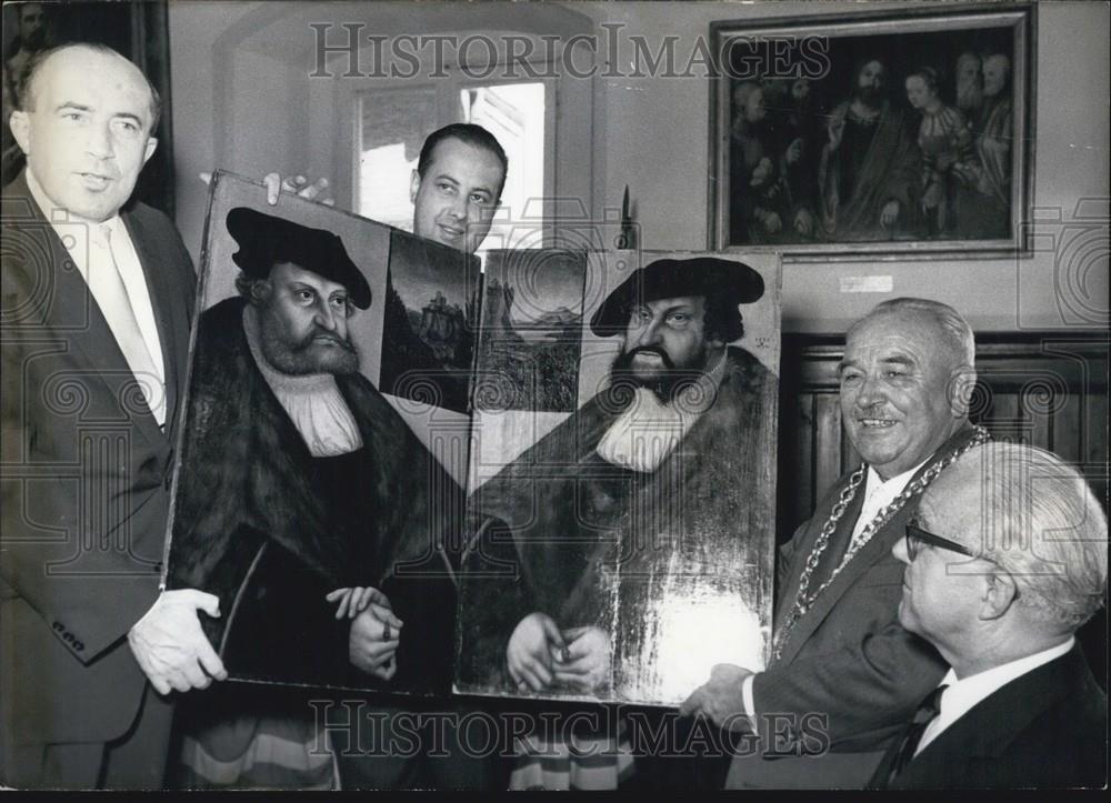 Press Photo Four Men Pose With An Old Art Work - Historic Images