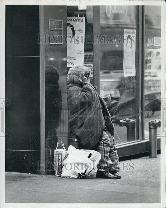 Press Photo A Street Person Rests Against A Building - Historic Images