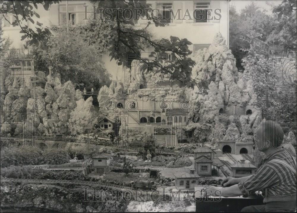 1964 Press Photo Martin Heigele of Eisenberg has built this electric railway - Historic Images