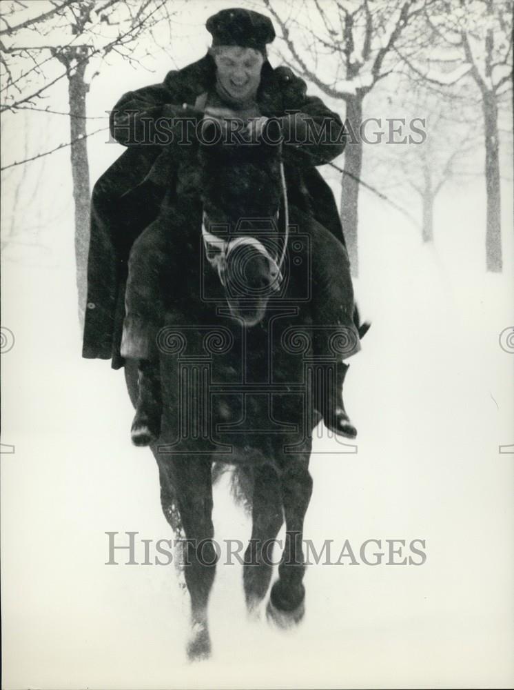 Press Photo Woman riding on her horse in the snow - Historic Images