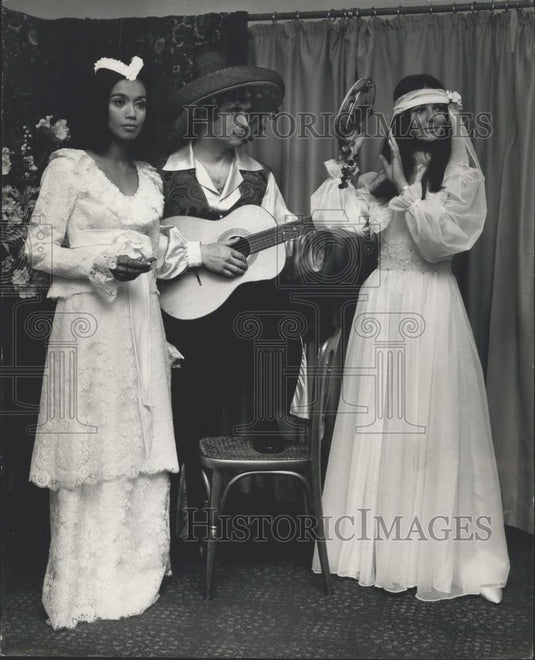 Press Photo Models Anak, Lesley Hill & Peter Puxty In Gypsy Fashions - Historic Images