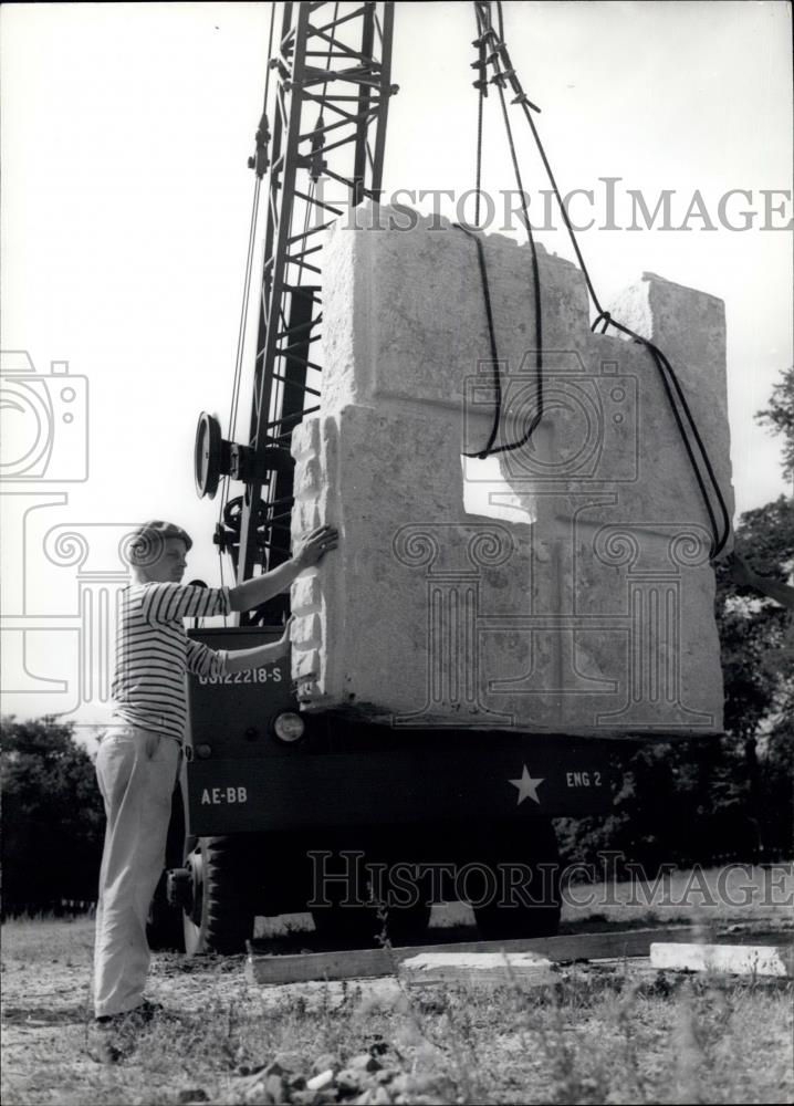 1962 Press Photo Crane Lowering Sculpture Berlin Sculptors Exhibition Wolfgang - Historic Images