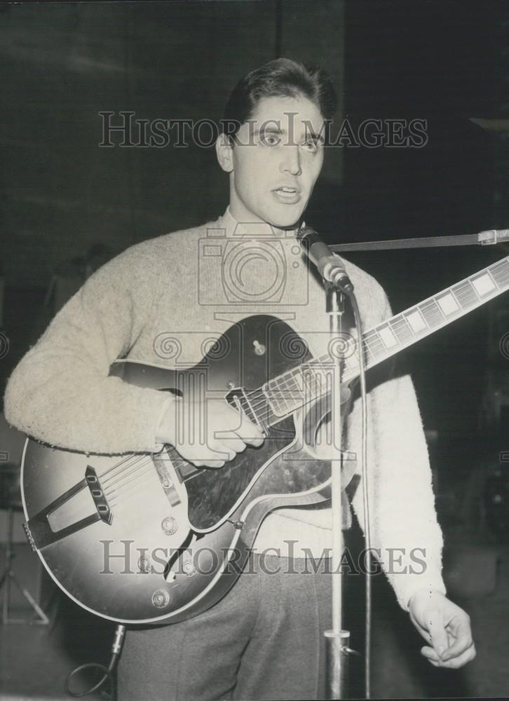 1962 Press Photo Sacha Distel Rehearses at Paris Music Hall - Historic Images