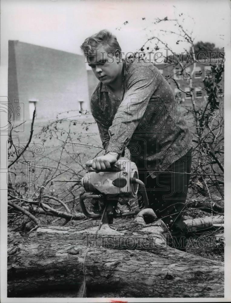 1960 Press Photo Pete Dewey at Kirtland HS cleanup in Cleveland - Historic Images