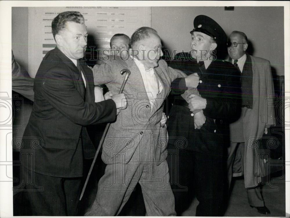 1953 Press Photo Man arrested for threatening Mayor of Berlin - Historic Images