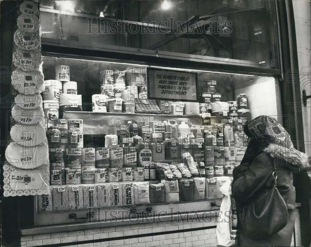 1973 Press Photo Small Grocers Shop In London - Historic Images