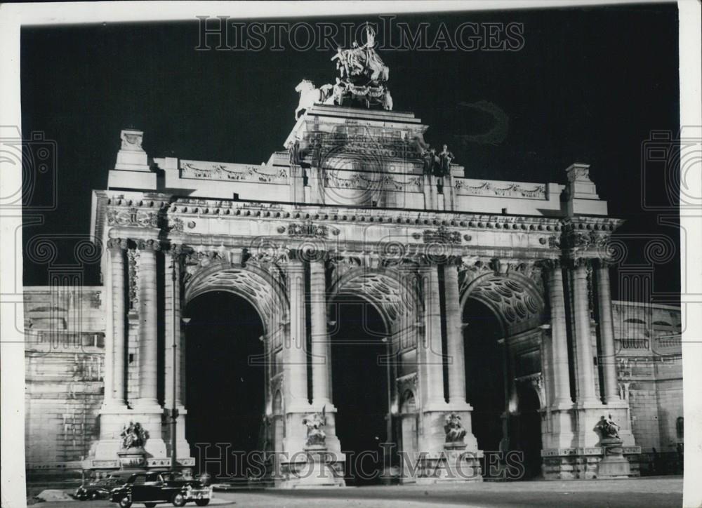 1957 Press Photo Arcader Cinquantenaire Brussels Illumination Test Belgium - Historic Images