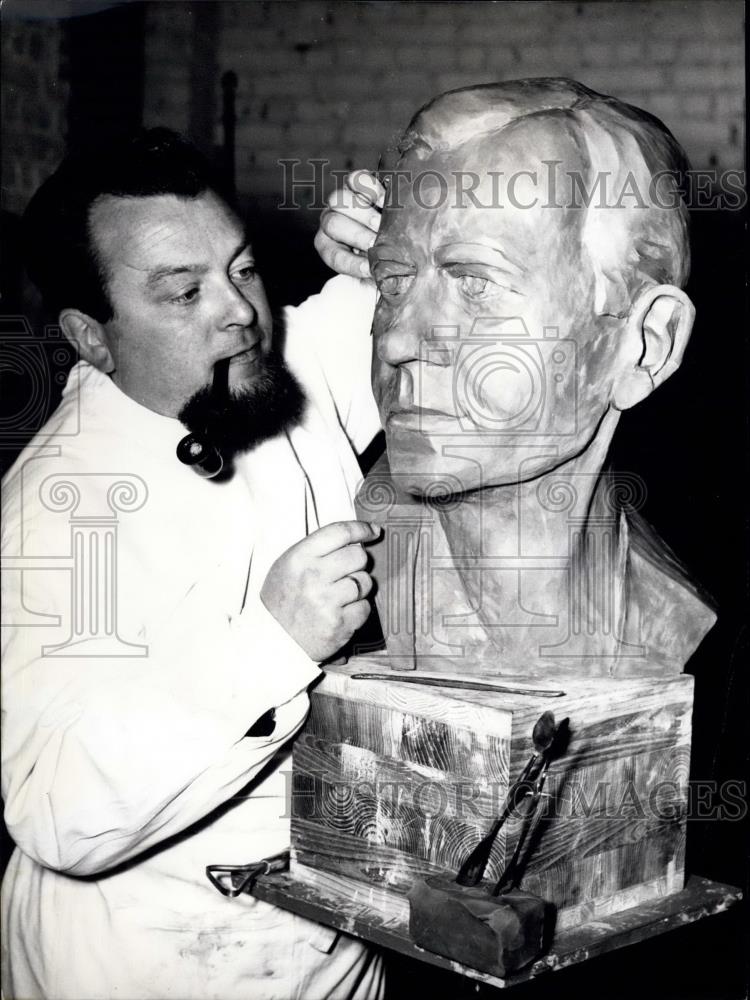 1957 Press Photo Berlin sculptor Knud Knudsen - Historic Images