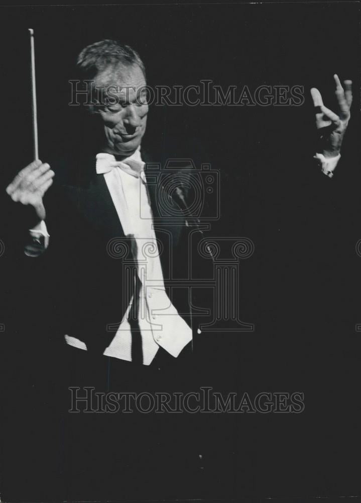 Press Photo Yves Montand Returns - Historic Images