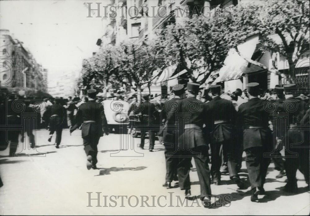 Press Photo Soldiers On The Streets - Historic Images