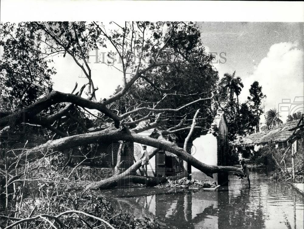 1971 Press Photo Thousands Die In Cyclone. - Historic Images