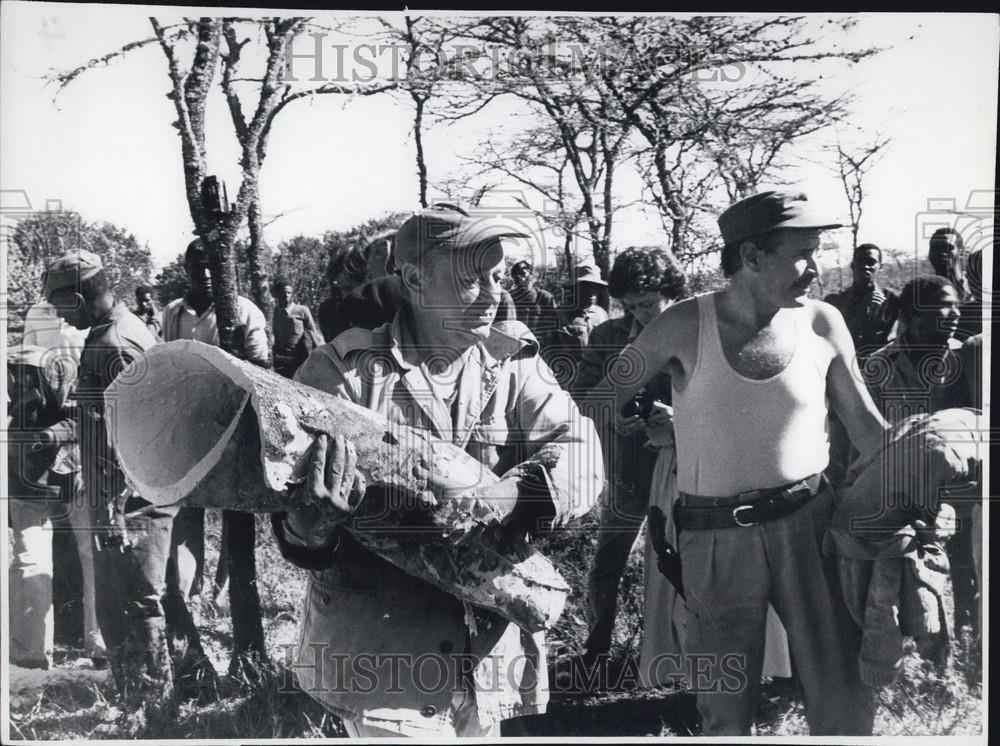 Press Photo Carrying a log - Historic Images