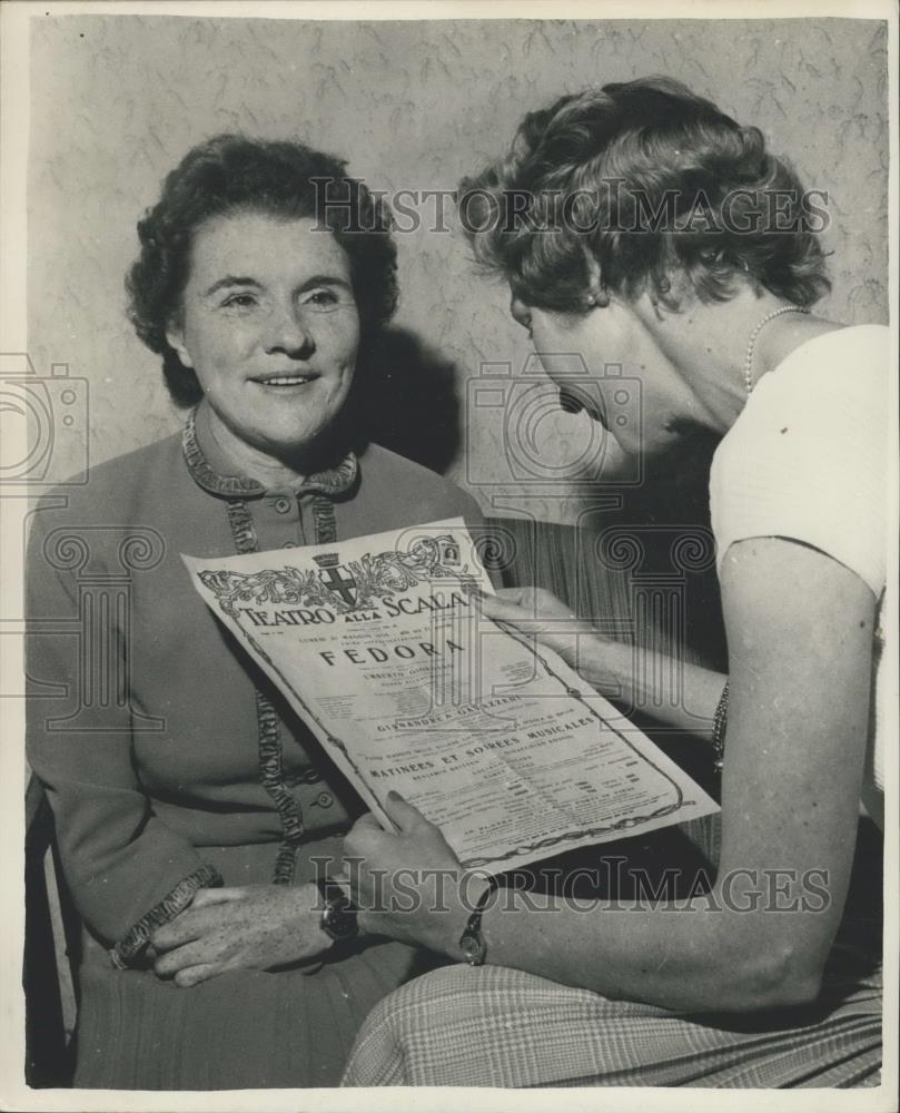 1956 Press Photo Mrs. Gwendie Obern &amp; friend go to La Scala Opera House - Historic Images