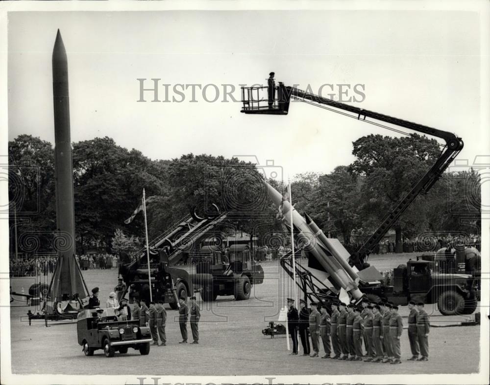 1958 Press Photo Queen visits Artillery H.Q - Historic Images