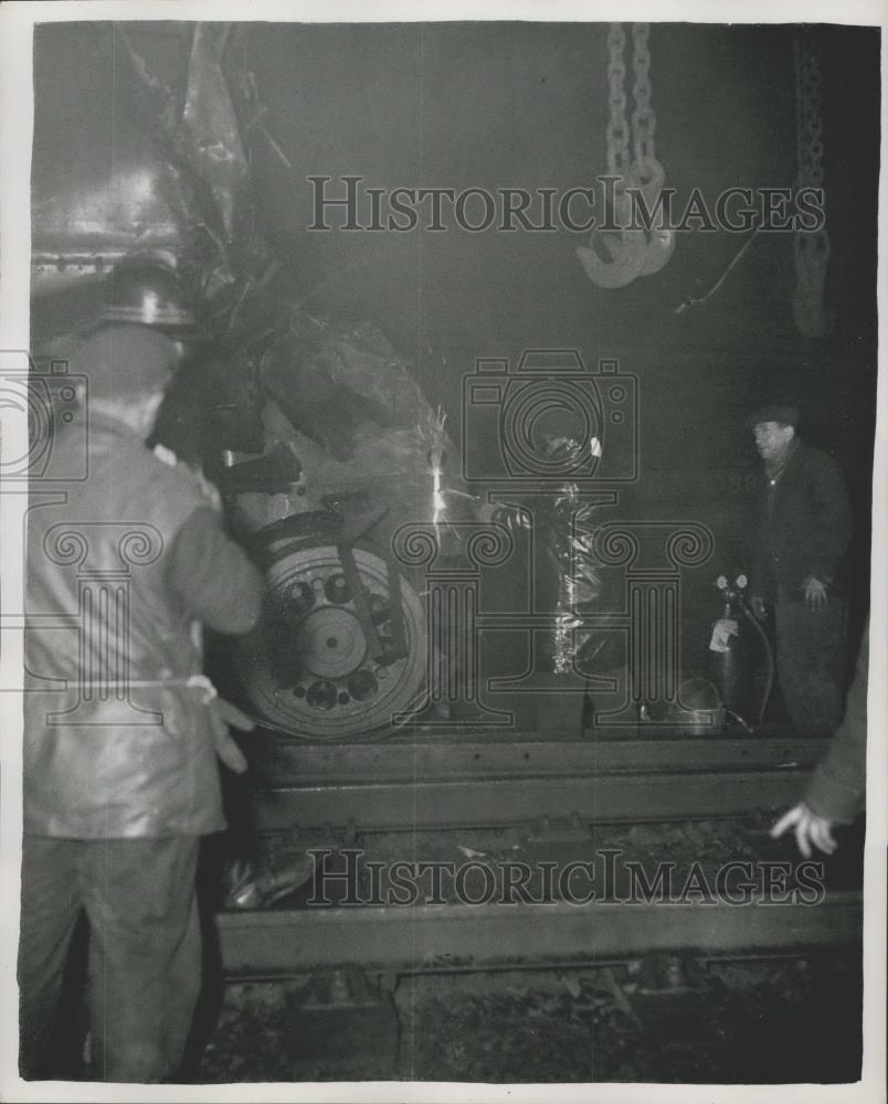 1957 Press Photo Steeam engine crash wreckage being cut up - Historic Images