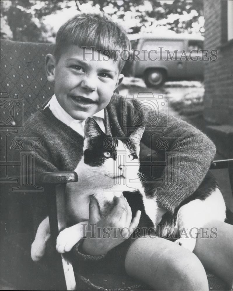 1962 Press Photo Twinky,the cat and seven-year-old Bobby Banks - Historic Images