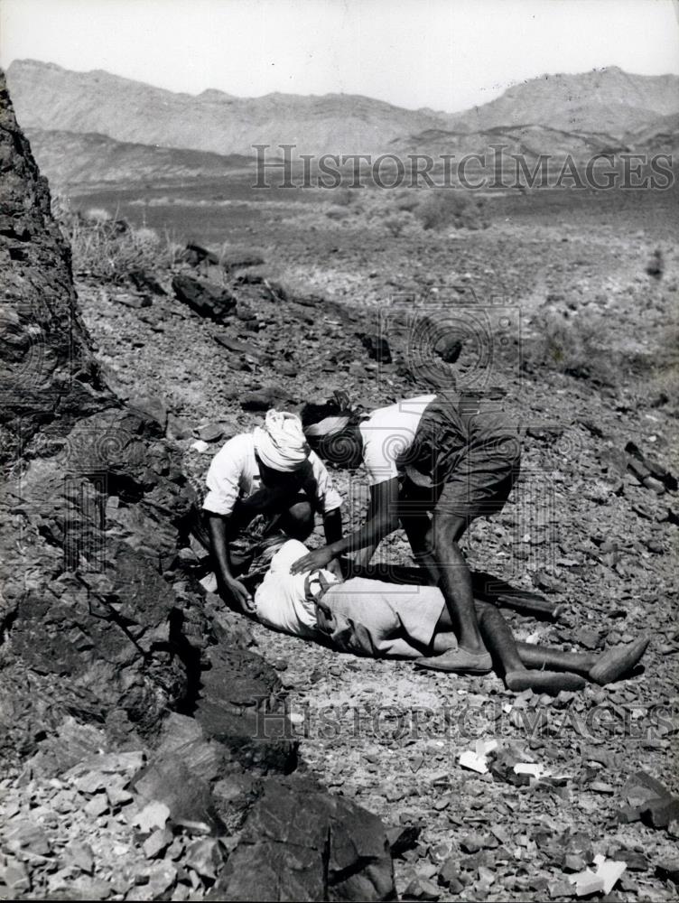 Press Photo Government Yemeni Hurt &amp; Receiving Attention - Historic Images