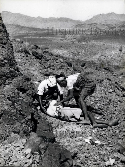Press Photo Government Yemeni Hurt & Receiving Attention - Historic Images