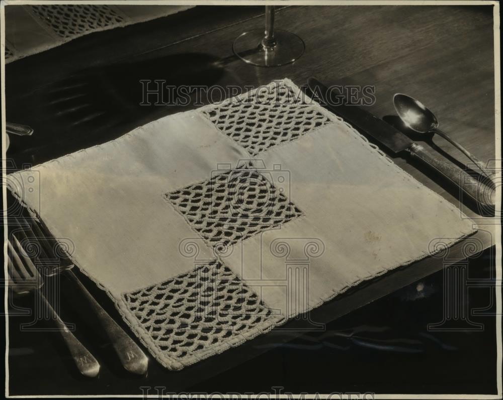 1933 Press Photo A smart place mat in white linen with rectangular inserts - Historic Images