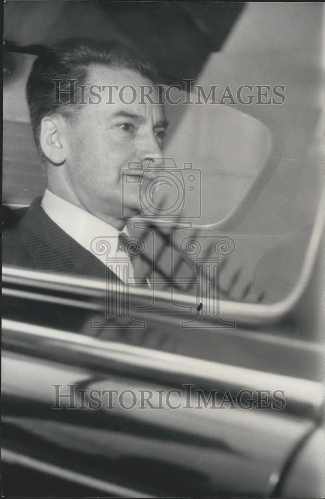 1960 Press Photo Mr. Moris Leaves Prefecture - Historic Images