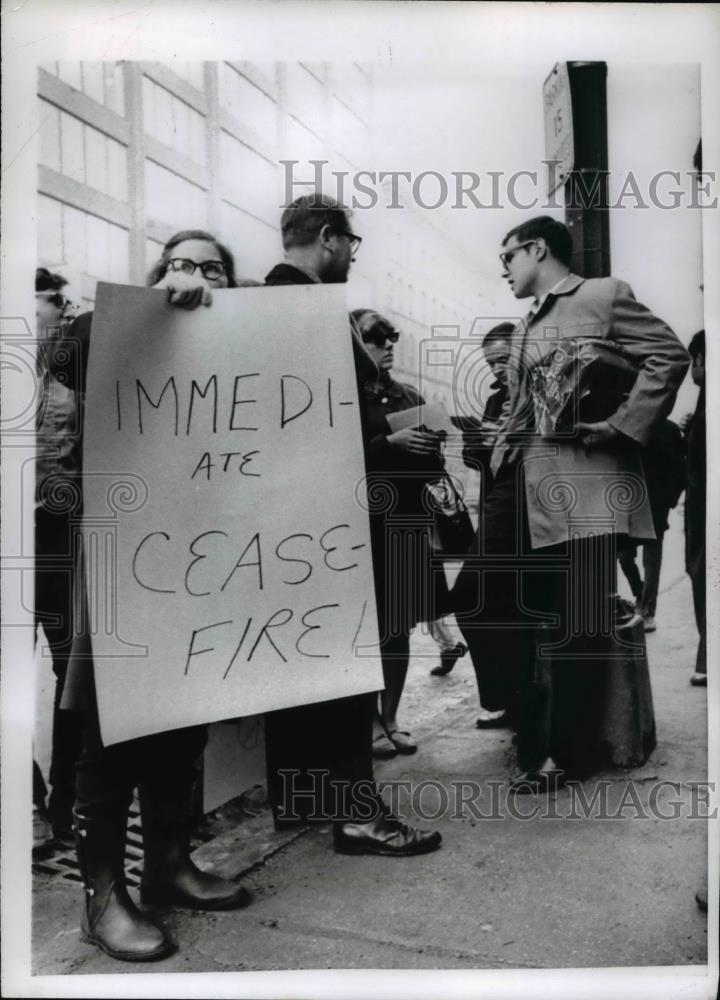 1968 Press Photo Brooks Smith Chats With Some Of The 75 Demonstrators - Historic Images