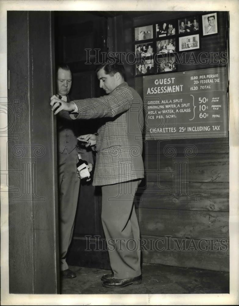 1945 Press Photo Joseph Burko secretary of Club Lamplighter scrutinizes the card - Historic Images