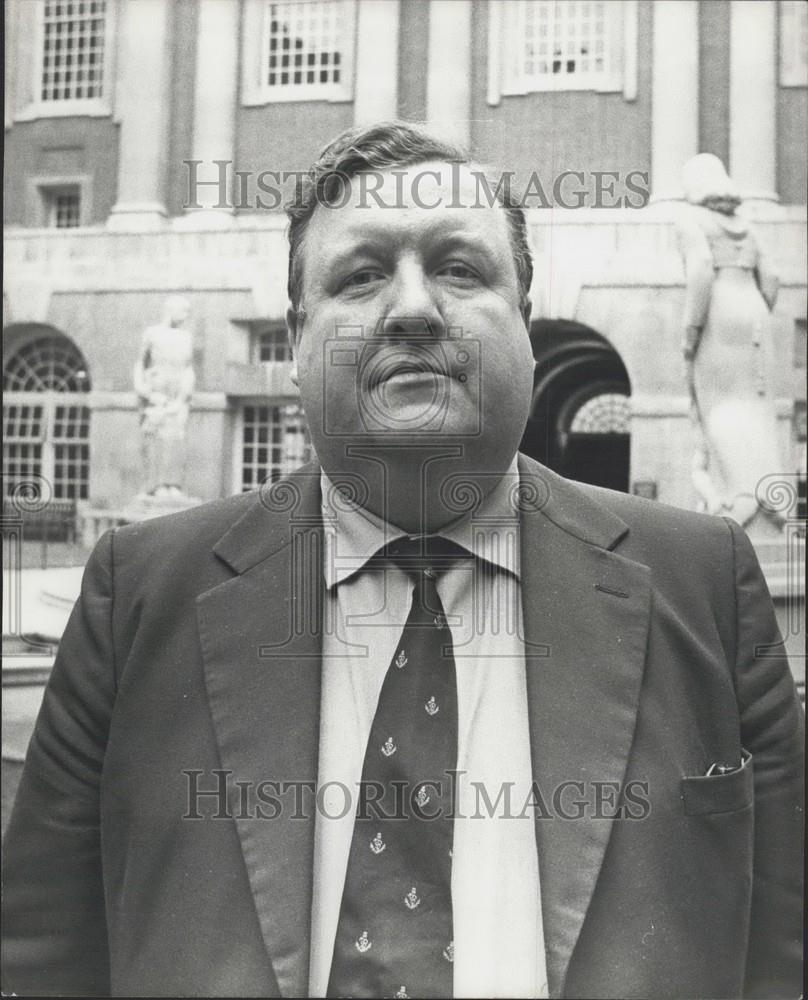 1974 Press Photo Doctor Angry at Phasing Out of Pay Beds - Historic Images