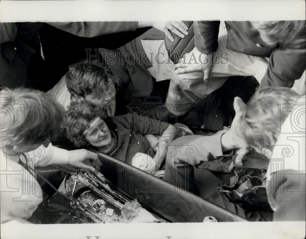 1972 Press Photo Victims being pulled from car crashes in fog on M.I. - Historic Images