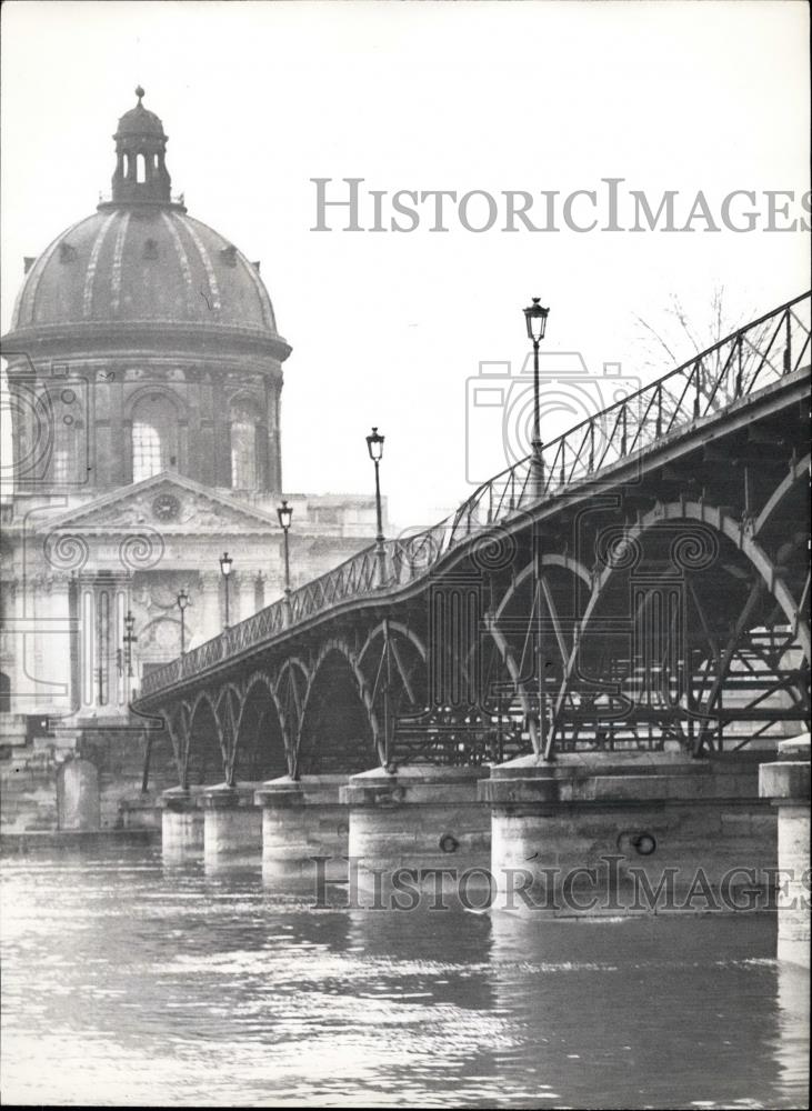 1961 Press Photo Seine rises caused a barge to damage a Bridge - Historic Images