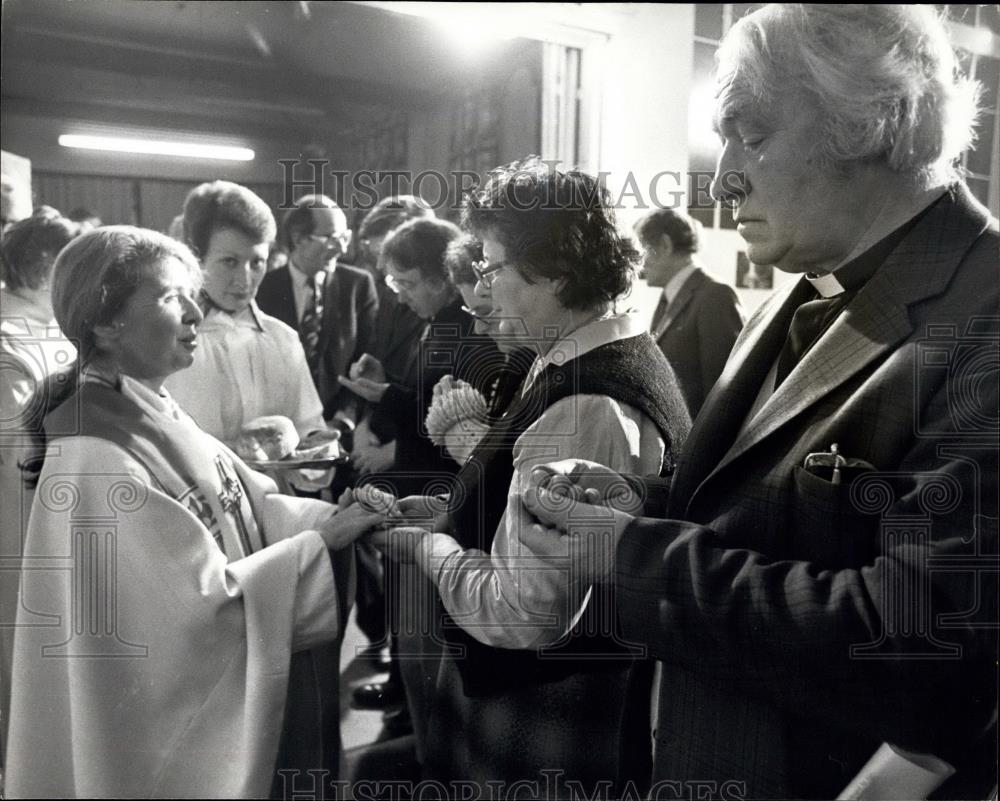 1976 Press Photo Rev. Alison Celebrates Anglican Holy Communion in Britain - Historic Images