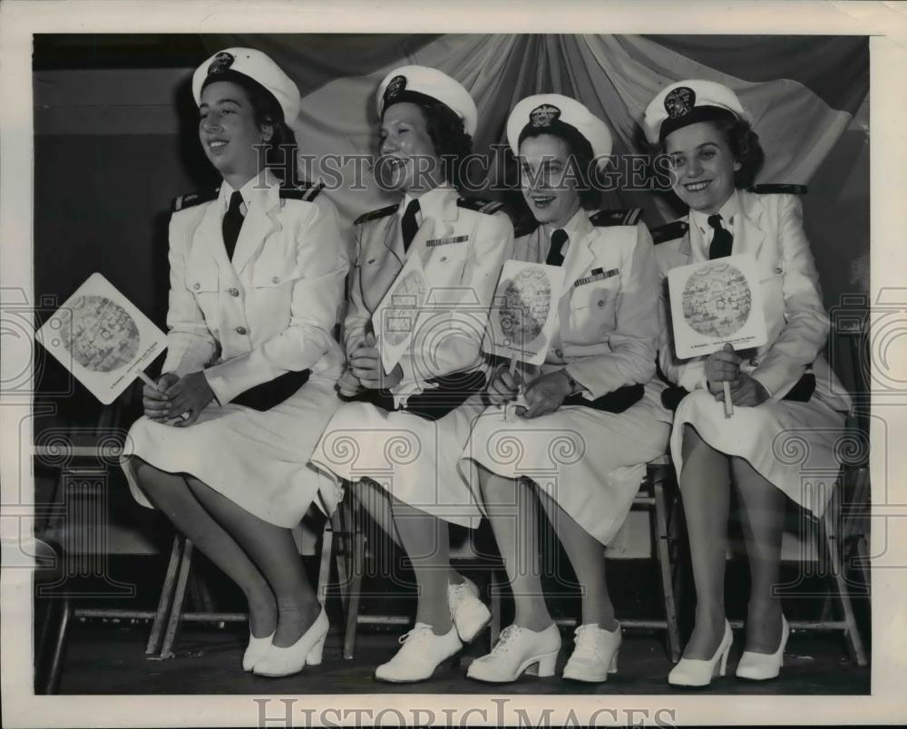 1948 Press Photo Convention Hall Philadelphia 4 nurses Naval Hospital speak at - Historic Images