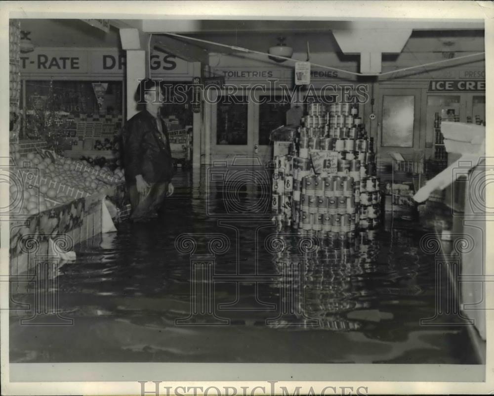 1943 Press Photo W Springfield Ore LR Ocumpauhg in his flooded grocery - Historic Images