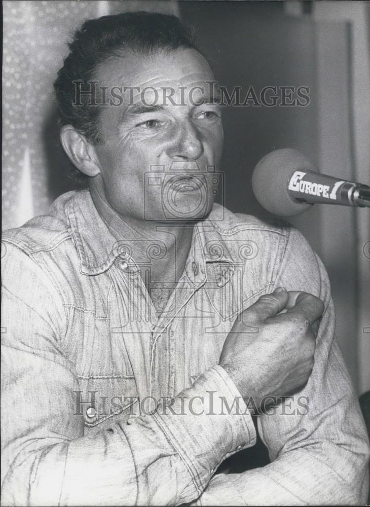 1976 Press Photo Eric Tabarly Giving a Press Conference - Historic Images