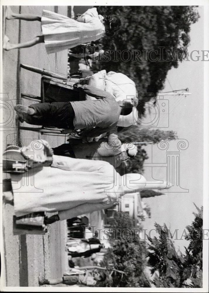 1967 Press Photo Refugees Arrive In Amman From Western Bank of Jordan - Historic Images