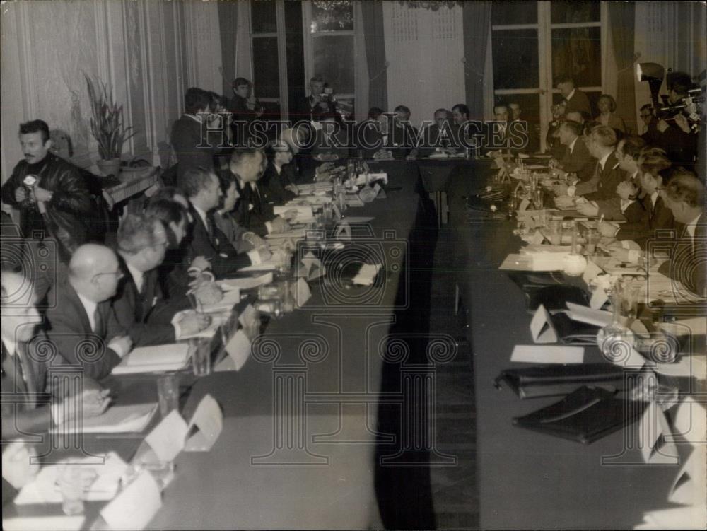 1968 Press Photo PM Georges Pompidou and workers at Union meeting - Historic Images