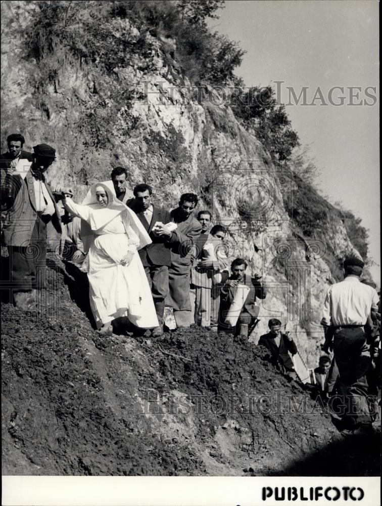 Press Photo Vietri Sul Mare; could be reached only by sea & over their mountain - Historic Images