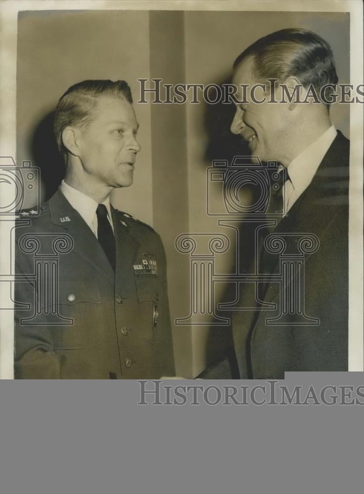 1957 Press Photo The Commander Of Shape On Visit To London - Historic Images