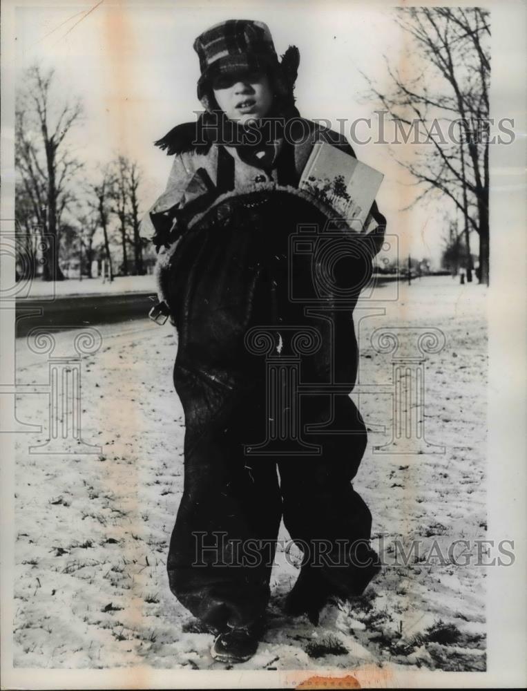 1961 Press Photo Thomas Darin wearing his dad&#39;s fur-lined Air Force flight suit - Historic Images