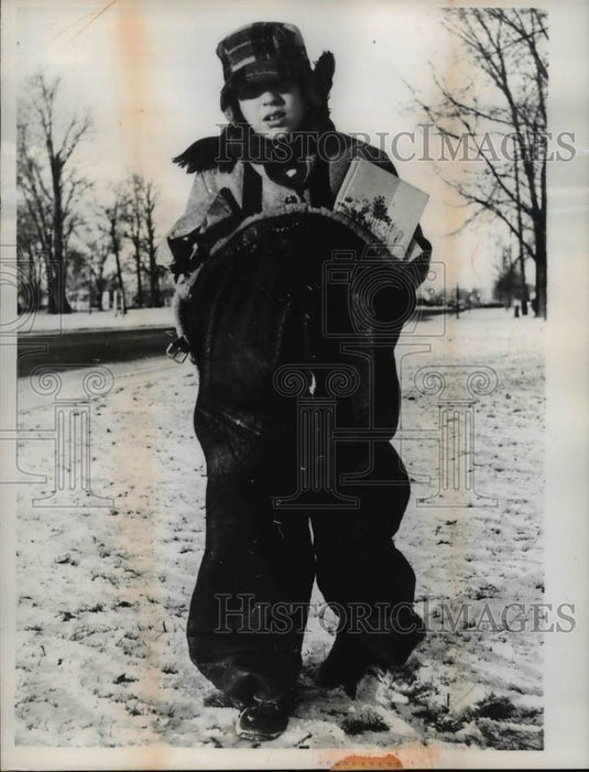 1961 Press Photo Thomas Darin wearing his dad's fur-lined Air Force flight suit - Historic Images