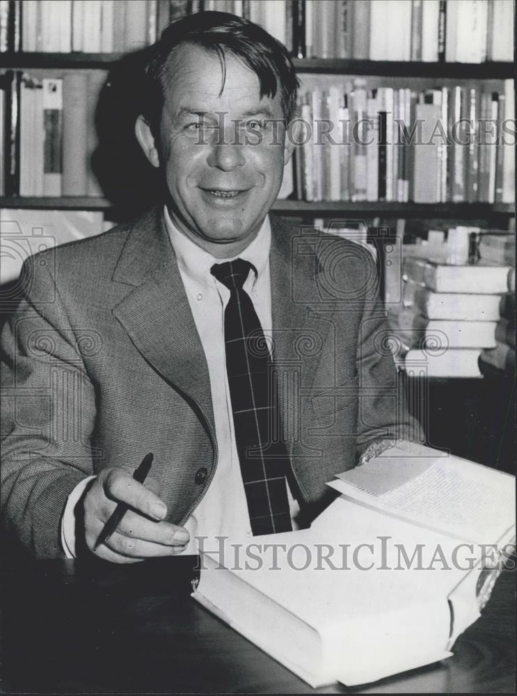 1973 Press Photo Siegfried Lenz, Author Of &quot;The Ideal,&quot; Signs His Books - Historic Images