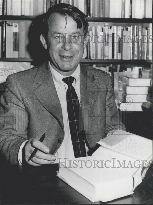 1973 Press Photo Siegfried Lenz, Author Of "The Ideal," Signs His Books - Historic Images