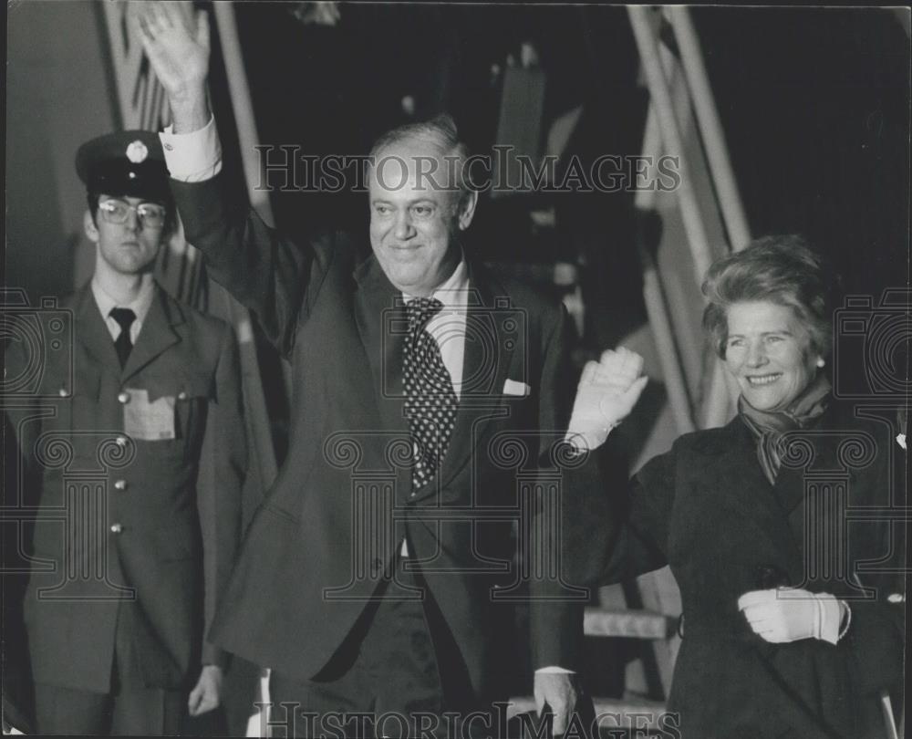 1979 Press Photo Lord Soames waving to wellwishers as he bearded an RAF VC-10 - Historic Images